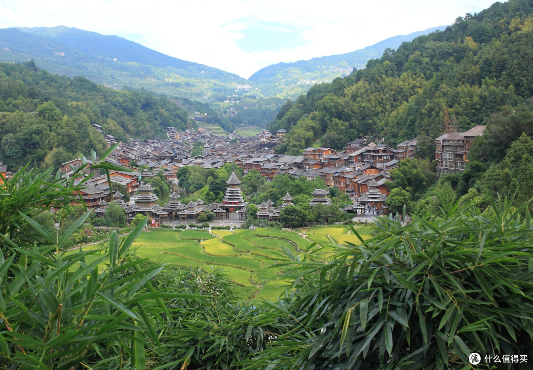 山顶平台俯看侗寨全景。