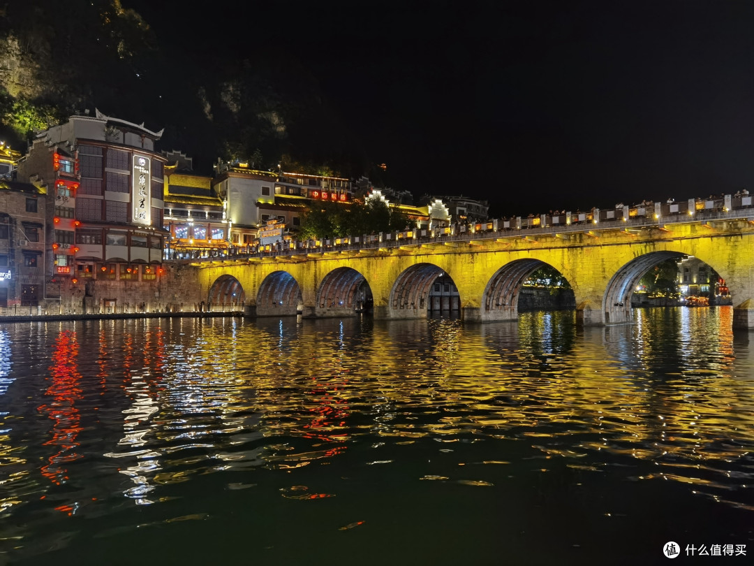 夜色中的新大桥。
