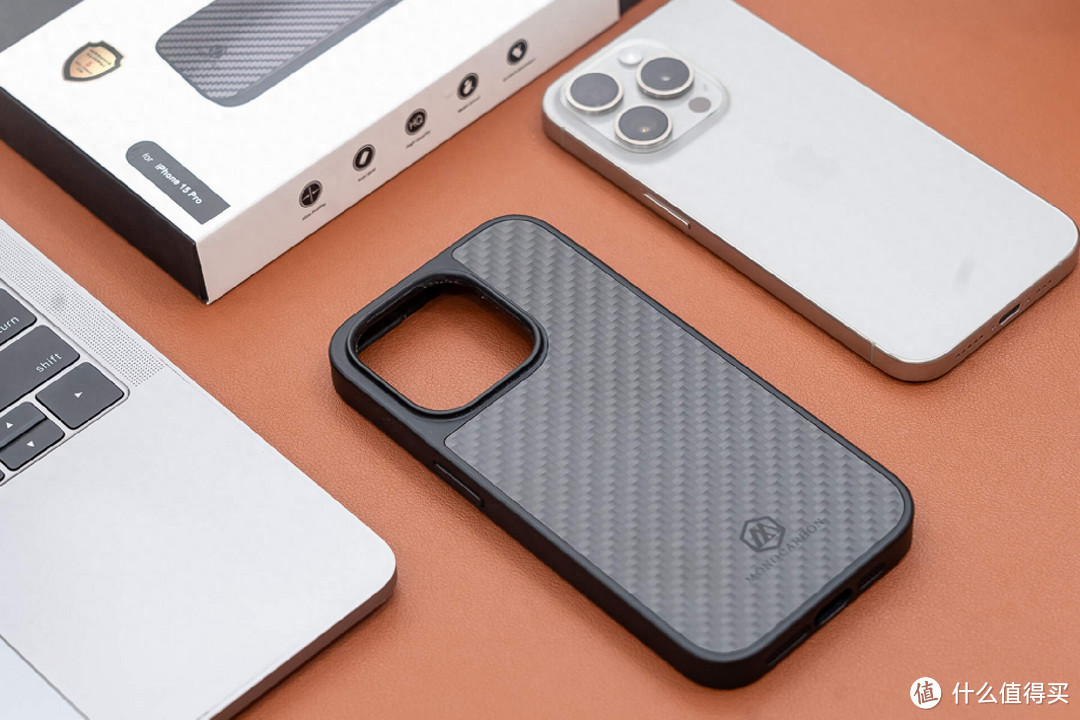 iPhone 15 Pro的全面守护者——墨罗斜纹碳纤维手机壳体验