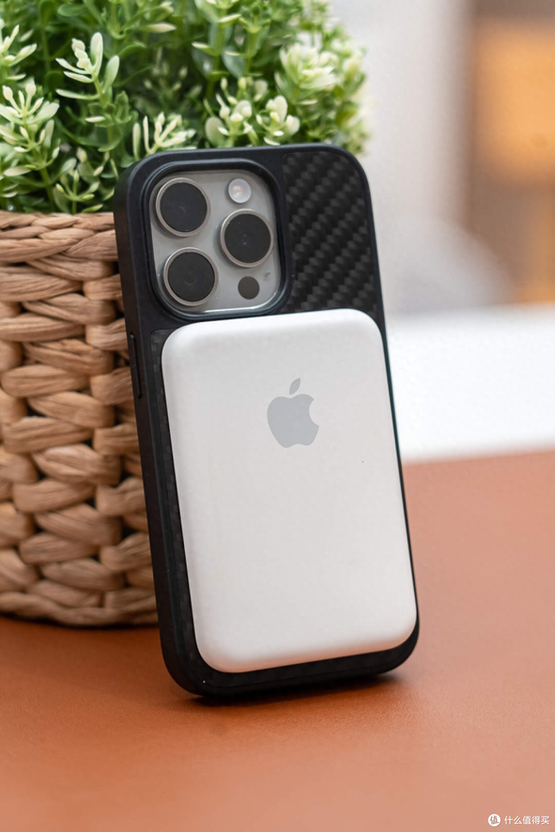 iPhone 15 Pro的全面守护者——墨罗斜纹碳纤维手机壳体验