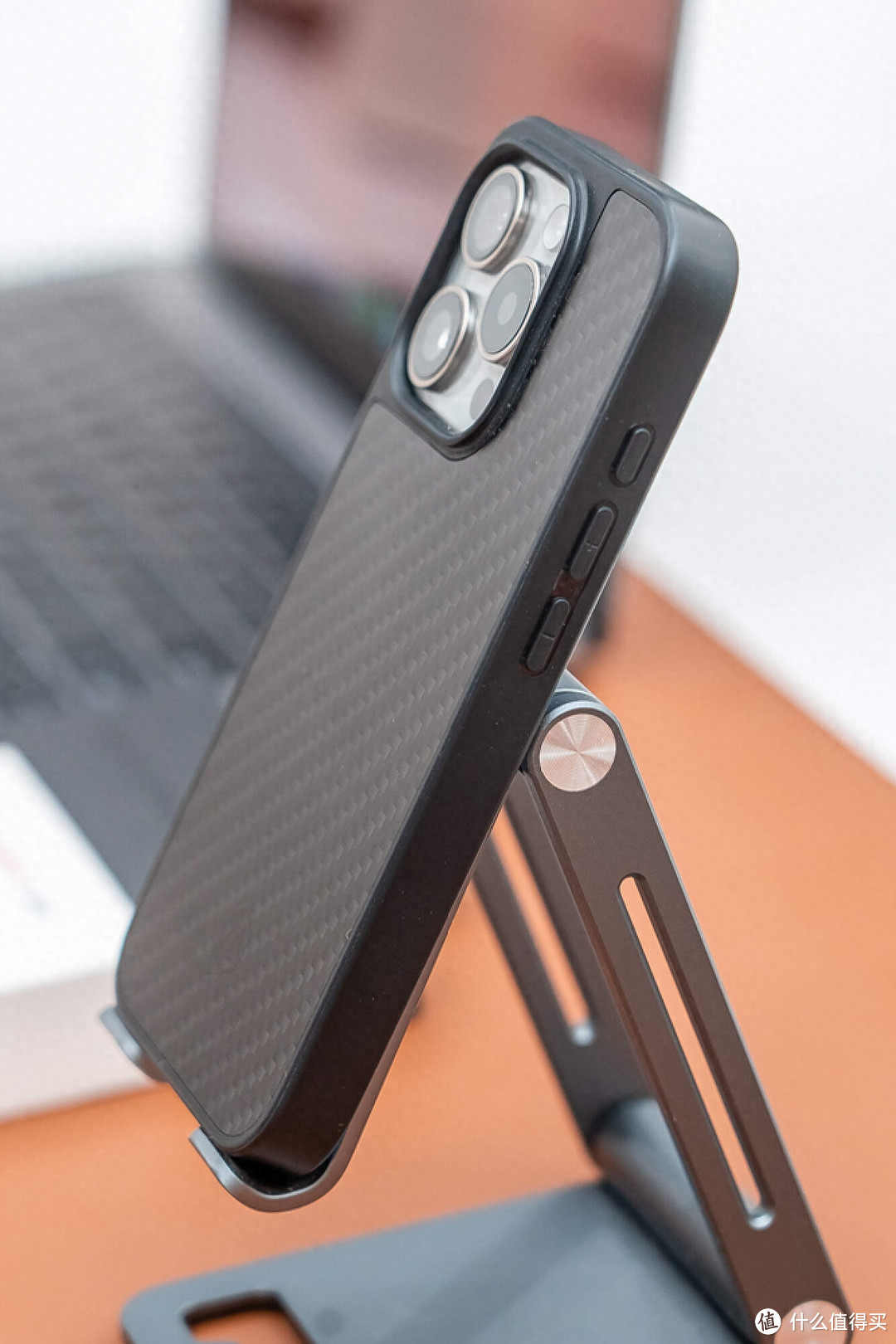 iPhone 15 Pro的全面守护者——墨罗斜纹碳纤维手机壳体验