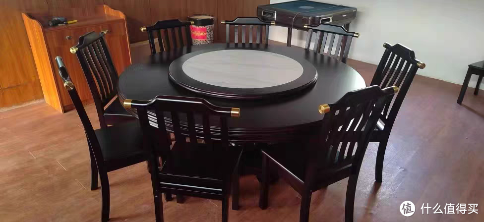 餐桌用实木做的更有质量感