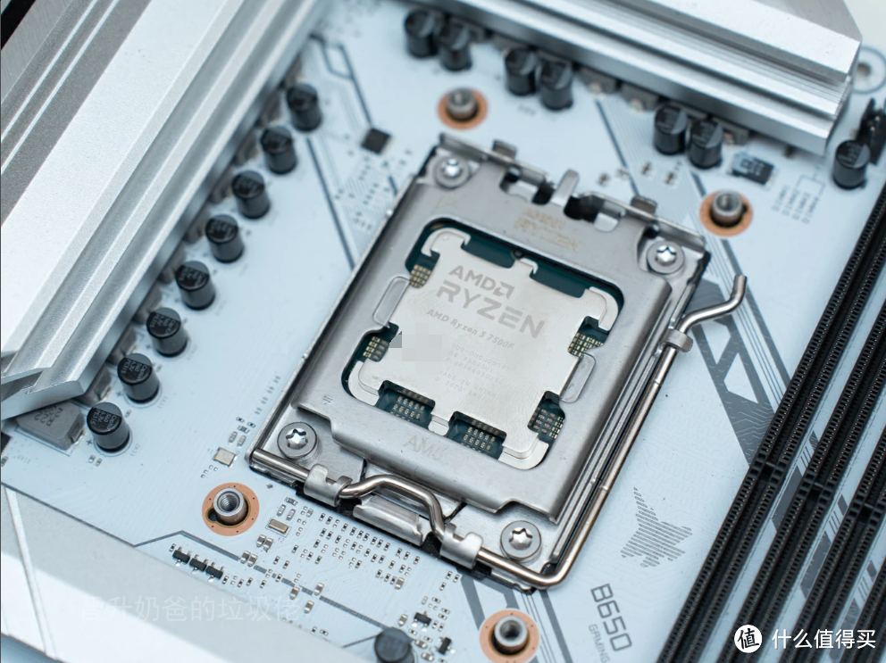 买风扇机箱半买半送,贼船白色主题装机,七彩虹B650+索泰RTX4060Ti+海盗船3000D