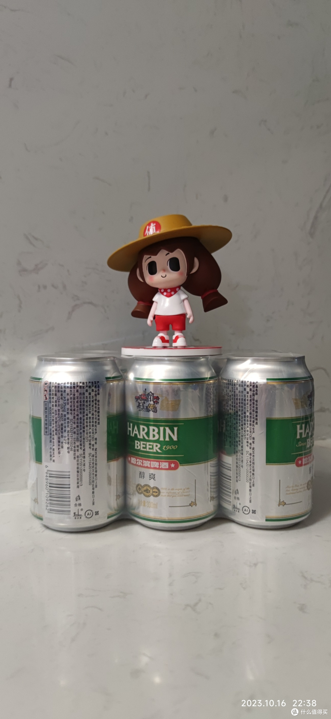 我感觉哈尔滨醇爽,更适合小草妹妹喝!