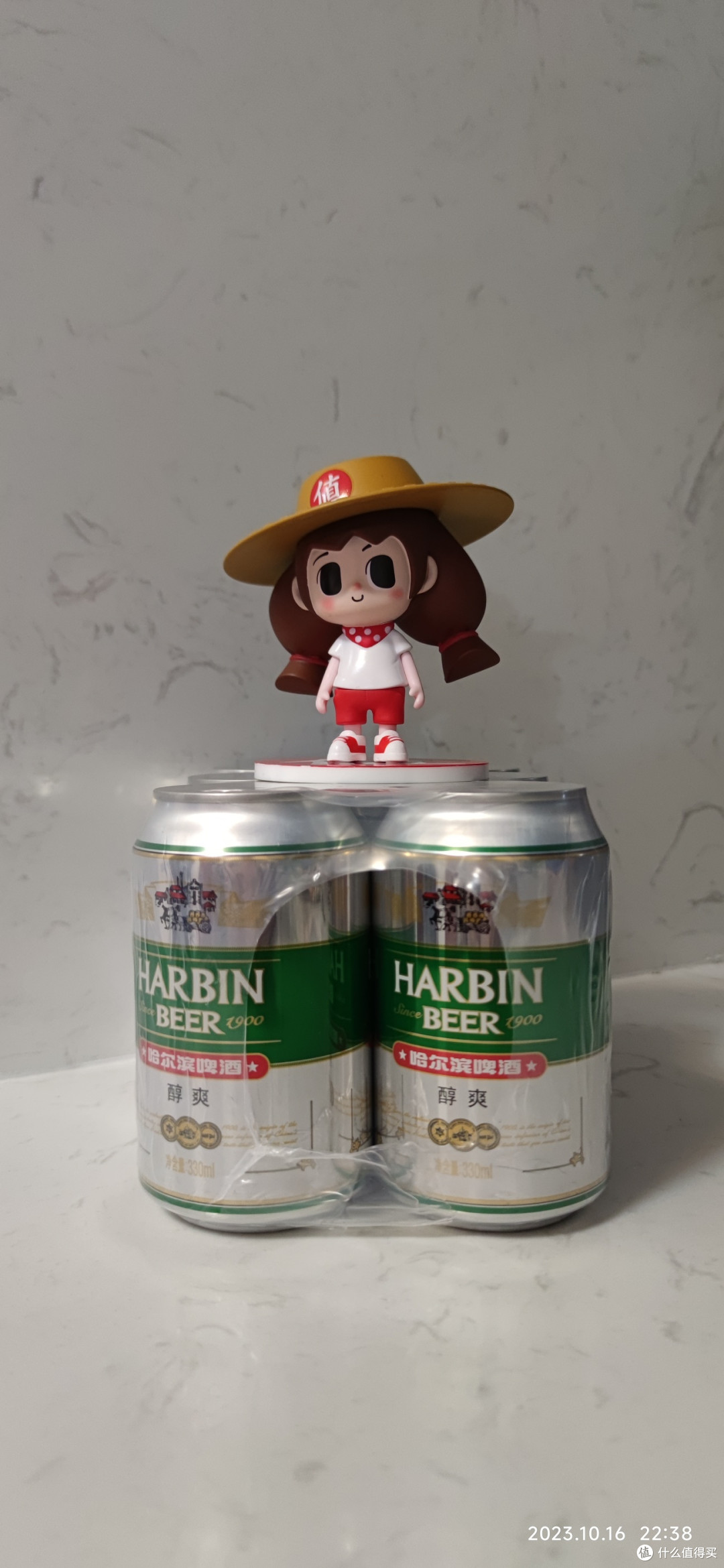我感觉哈尔滨醇爽,更适合小草妹妹喝!