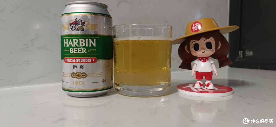 我感觉哈尔滨醇爽,更适合小草妹妹喝!