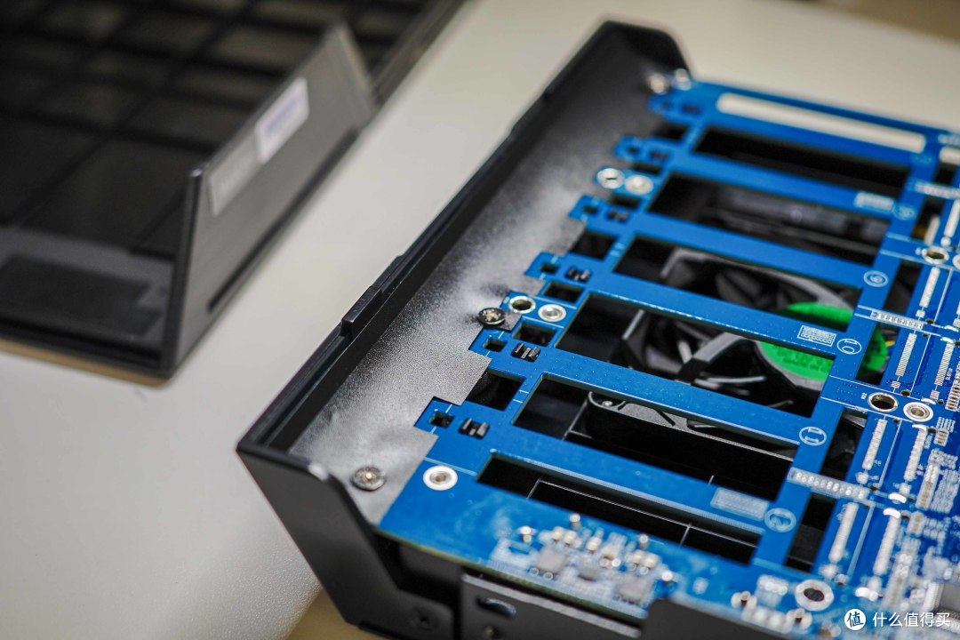 新品首发拆解评测丨纯固态硬盘槽位的暴力钢炮NAS华硕穿云箭