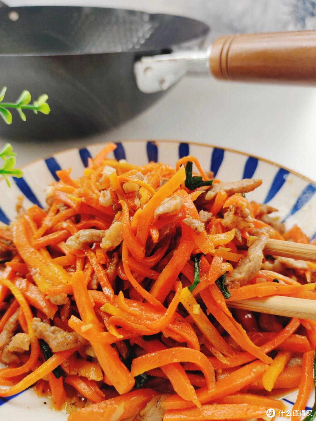 胡萝卜炒肉丝，一道经典的家常菜，让你品味地道的中国味道。
