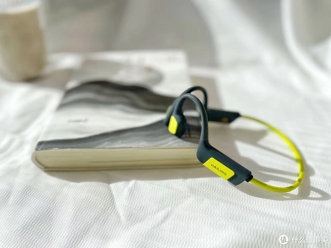 明艳配色的戴灵S800耳机，动·可游泳健身、静·可读书写字