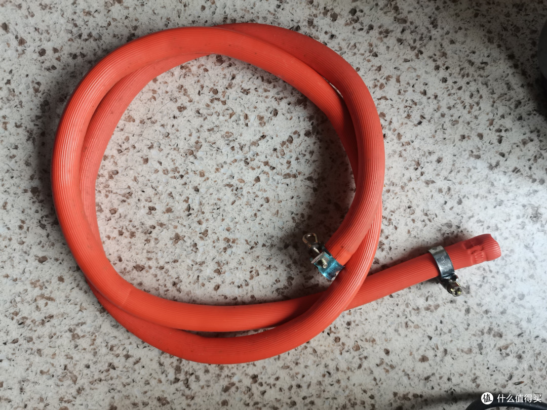 不受燃气公司工人忽悠，高级修理工自己动手换燃气波纹管。