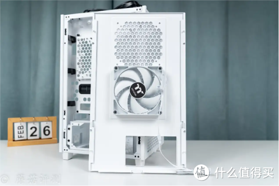 轻松塞进一张RTX4090，散热还十分优秀，Tt（Thermaltake）The Tower 200白色Mini迷你机箱 评测