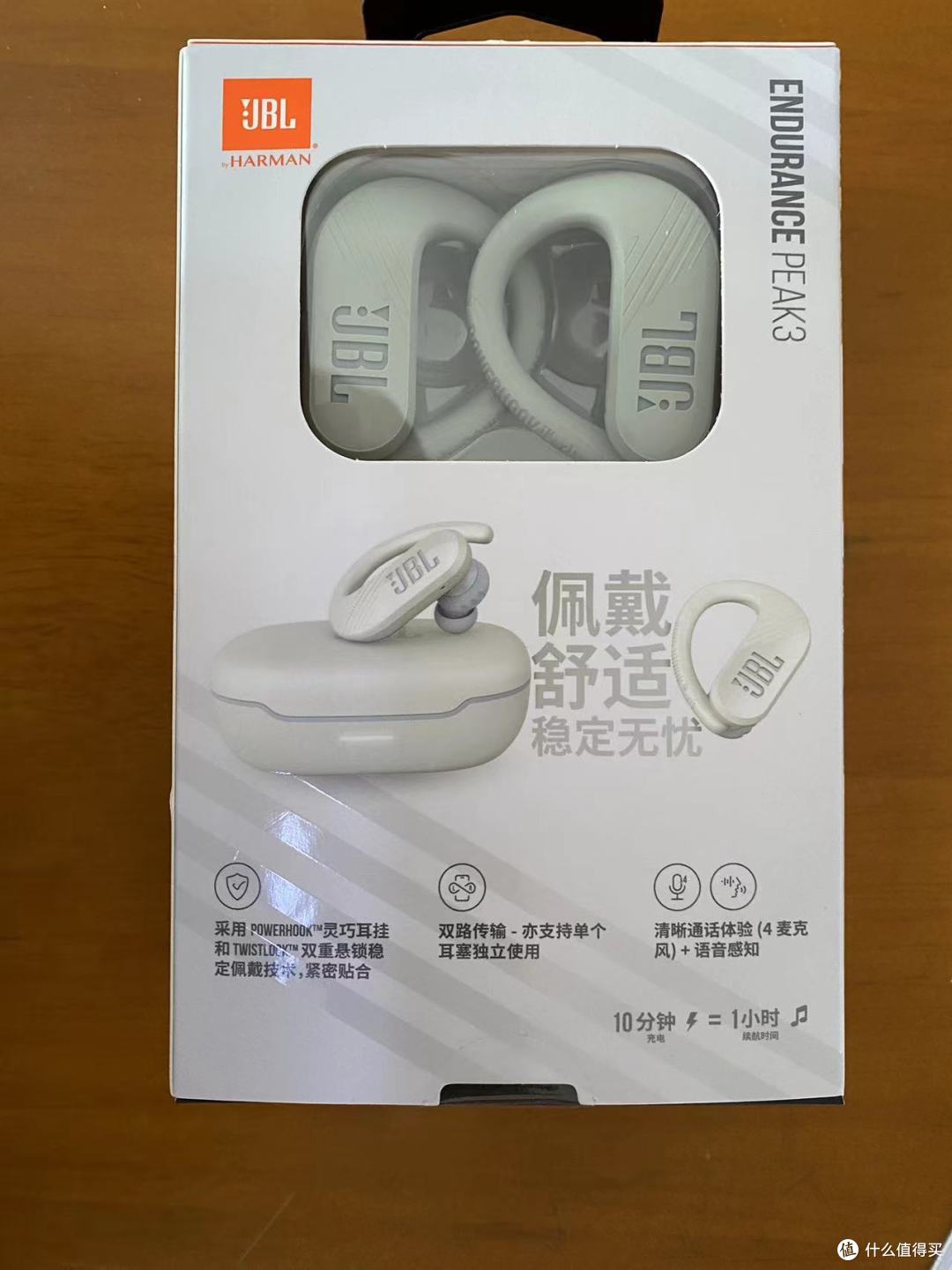 背面是半镂空的设计，很酷。