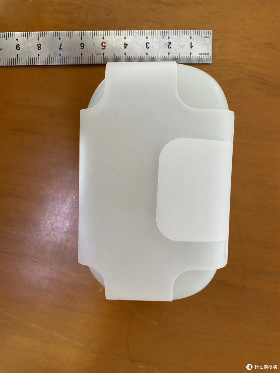 没用过的可能会被这个电池仓体积惊讶到，用手不方便测量，找了把尺来看看