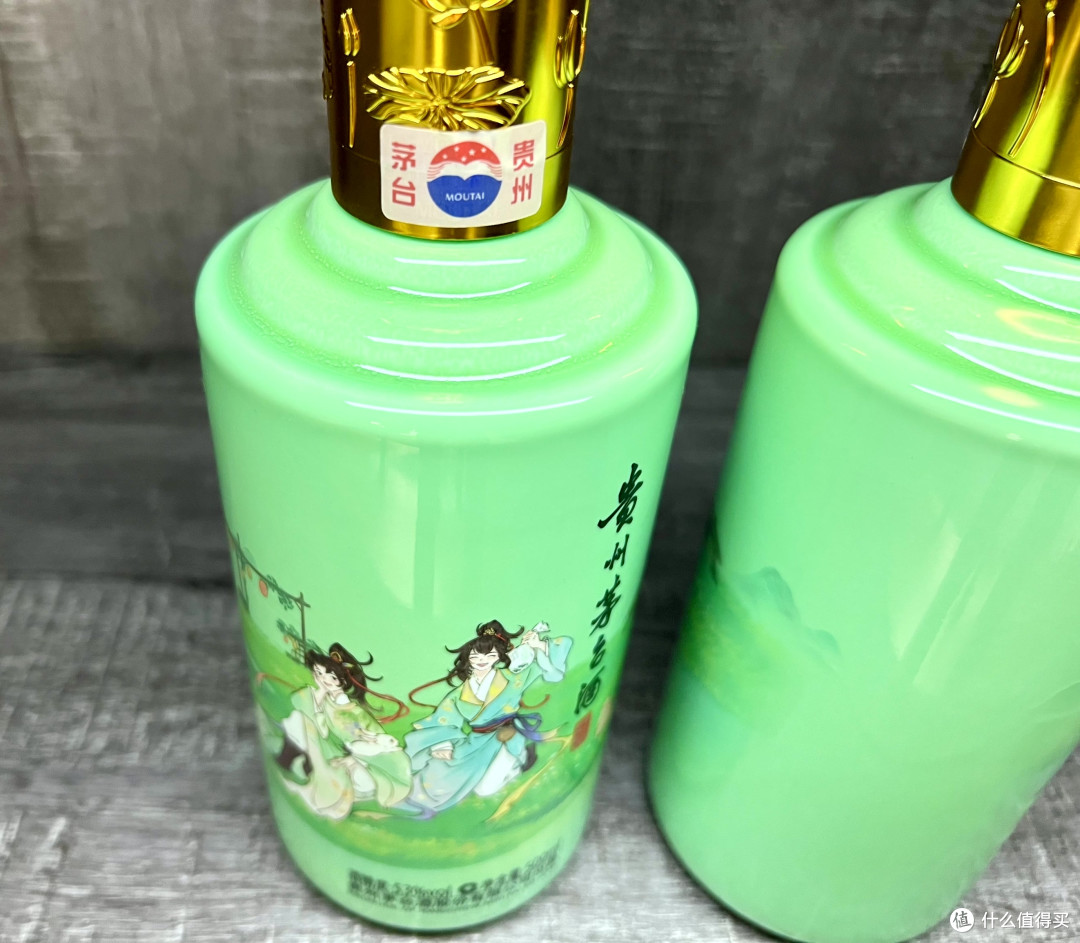 茅台标签贴在了瓶盖合缝处.