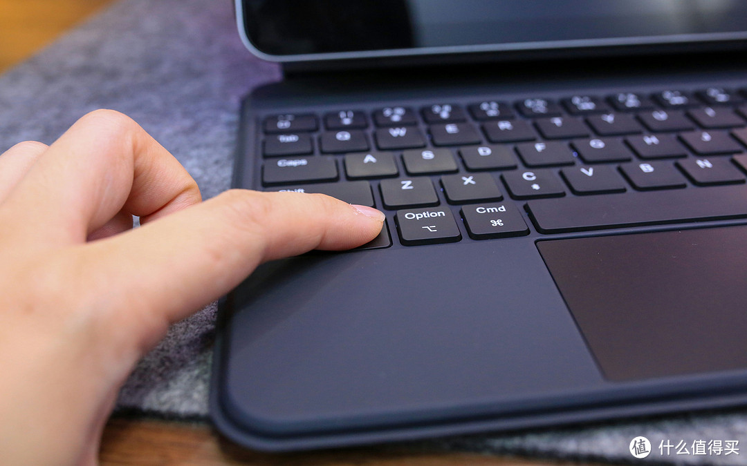 iPad 之最佳伴侣：绿联妙控键盘，集保护套、支架、键盘于一身，实用度爆表！