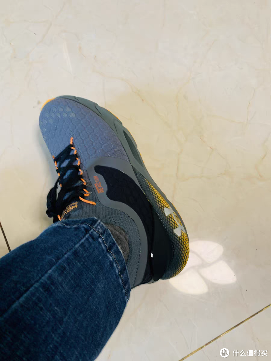 穿上安德玛运动鞋，让你的脚步感受到最好的呵护，轻松走遍各大场合!