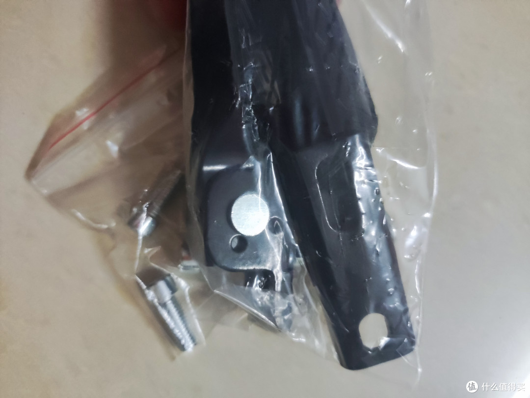 电动车脚垫断了，自己动手换一个，累成狗都拧不下来