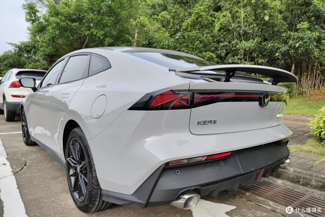 2023款长安UNI-V:配2.0T+8AT!售12.99万!年轻人首选轿车