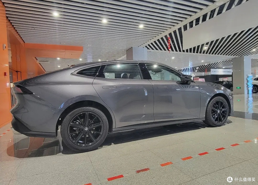 2023款长安UNI-V:配2.0T+8AT!售12.99万!年轻人首选轿车