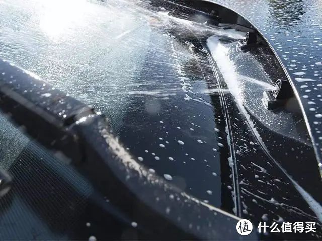 汽车的玻璃水用完了，能不能直接加自来水？