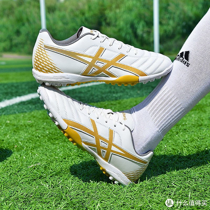 足球鞋是足球比赛中必不可少的装备之一，它对于球员的表现起着至关重要的作用。