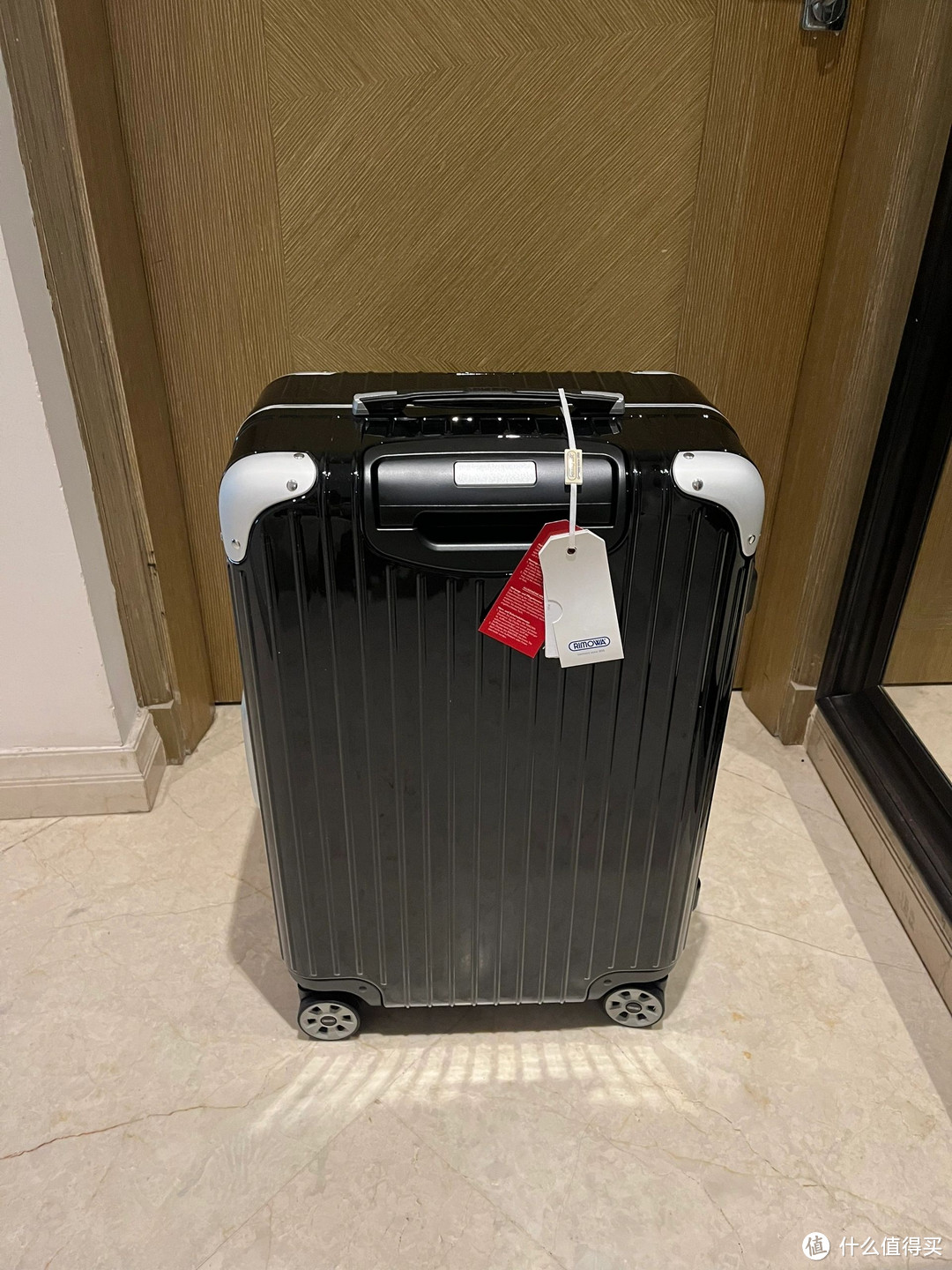 日默瓦Rimowa26寸聚酯黑色电子屏托运行李箱——外形与整体的完美结合