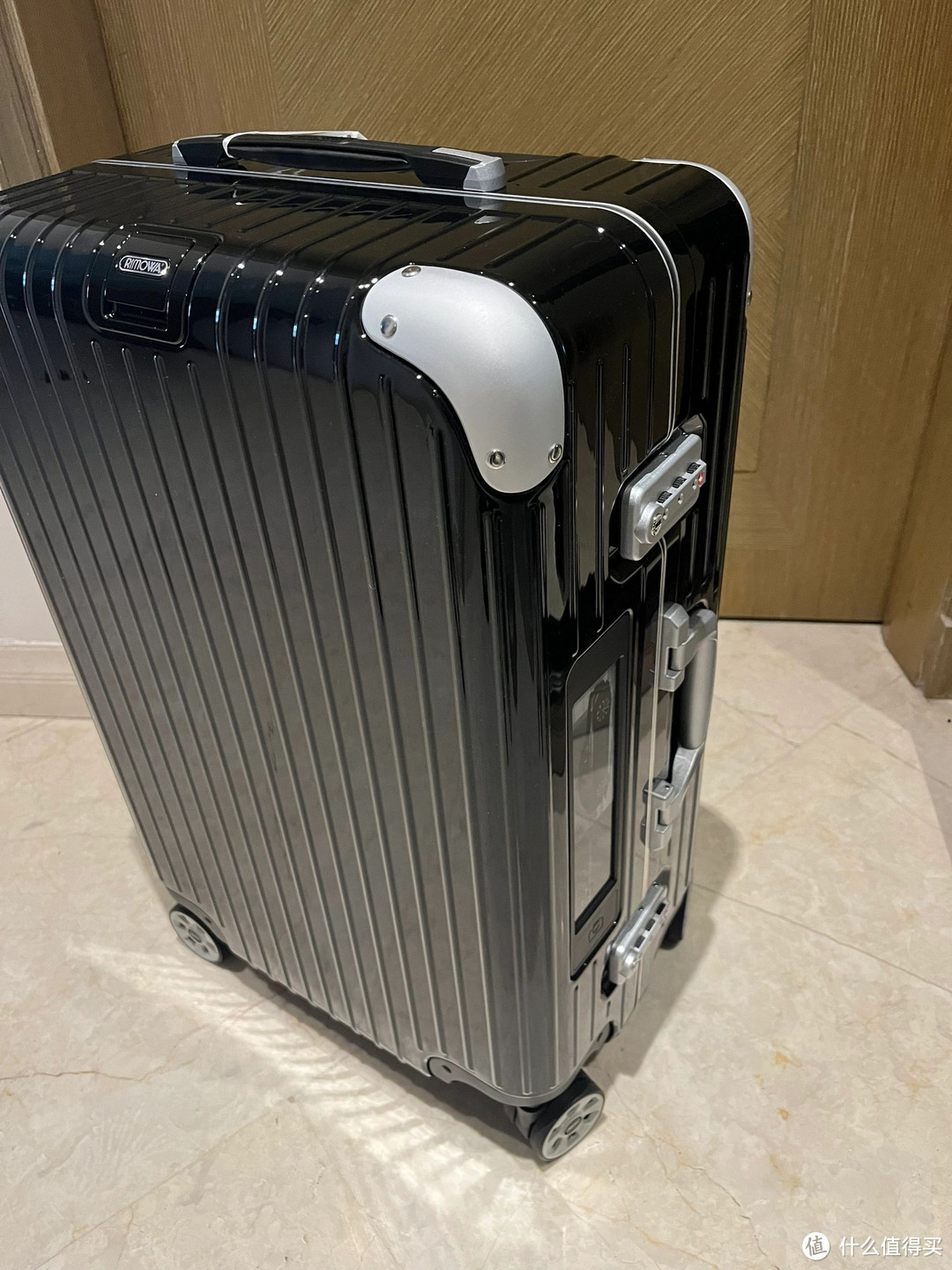 日默瓦Rimowa26寸聚酯黑色电子屏托运行李箱——外形与整体的完美结合