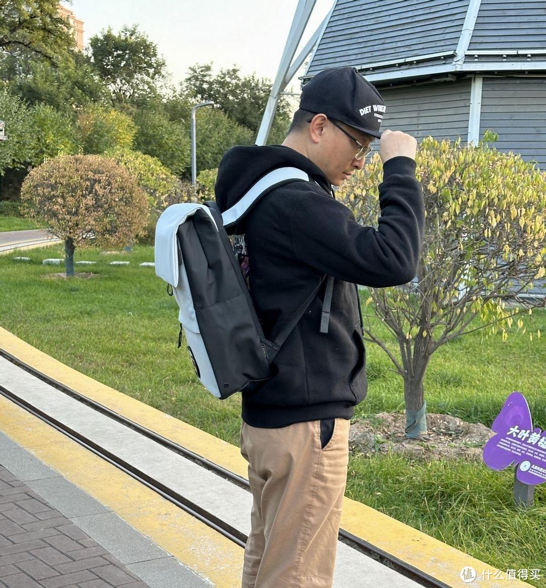 它让我彻底摆脱路人甲的低调感：是双肩包更是显眼包