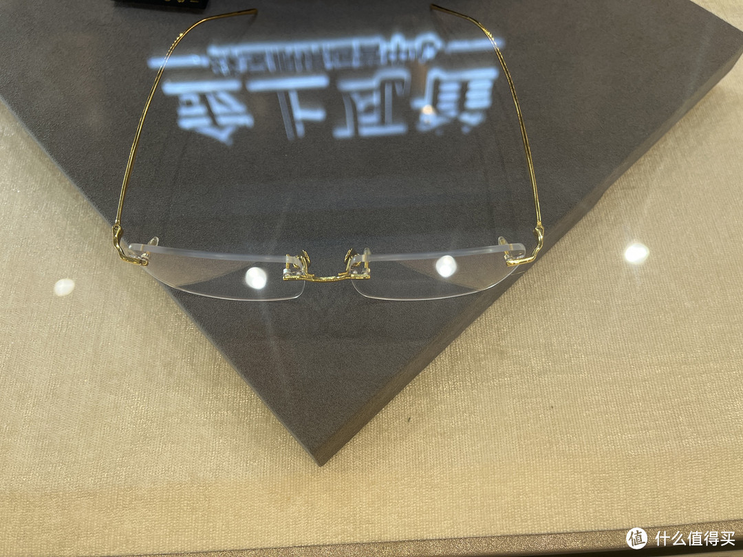 黄金与美丽：18K金珠宝眼镜的中式雅致