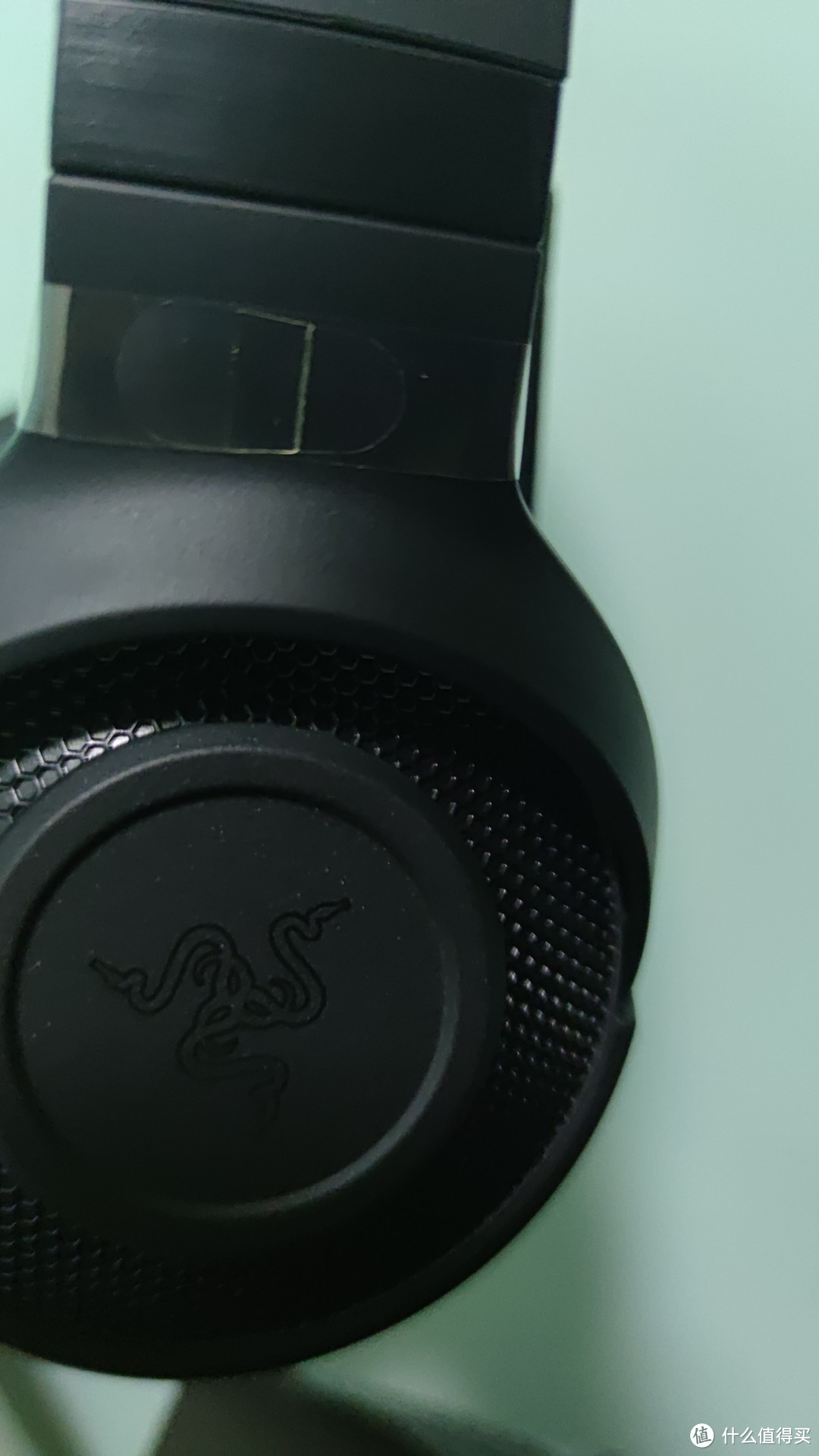 雷蛇 razer 这款耳机，让你沉浸在游戏世界中，享受更加逼真的音效!