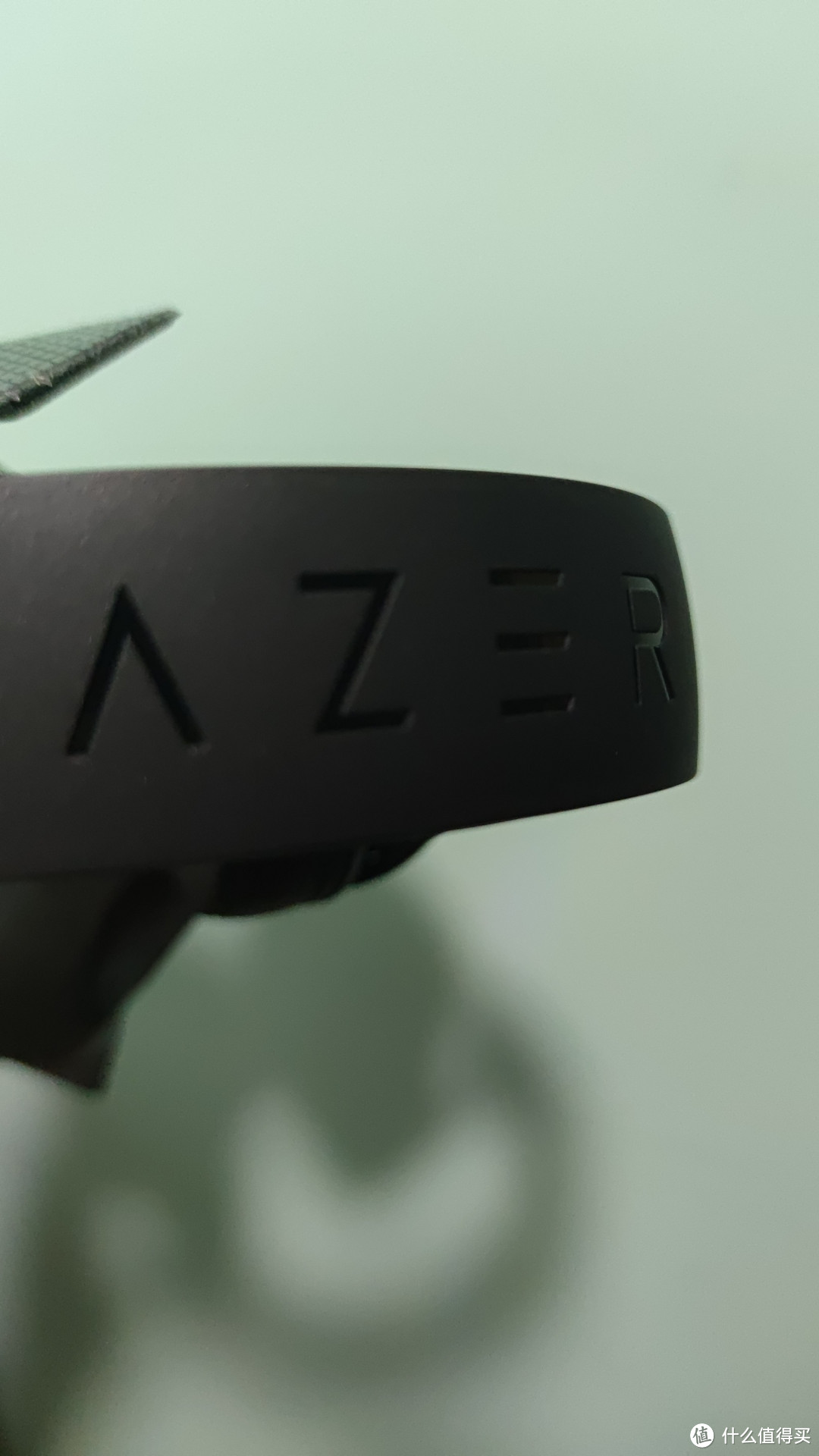 雷蛇 razer 这款耳机，让你沉浸在游戏世界中，享受更加逼真的音效!