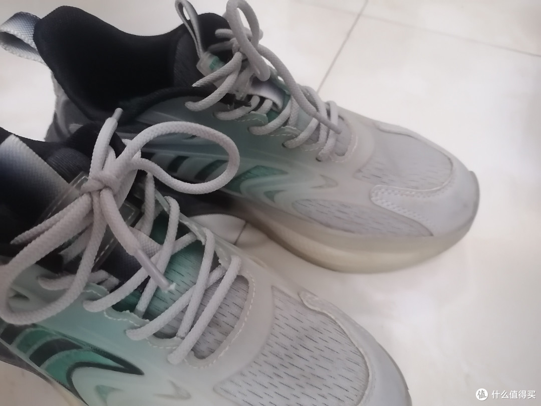 明星同款运动鞋,百搭时尚,快来抢购吧!