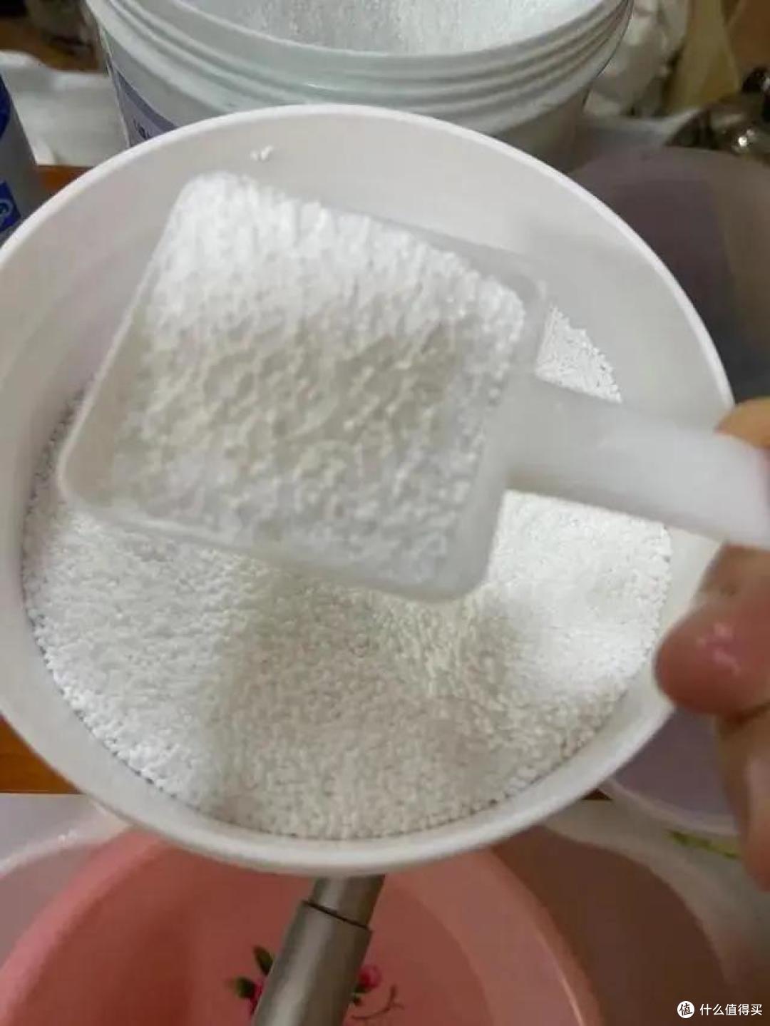 衣服溅了“油渍”别傻傻使劲搓！教你2招，油渍瞬间无影踪