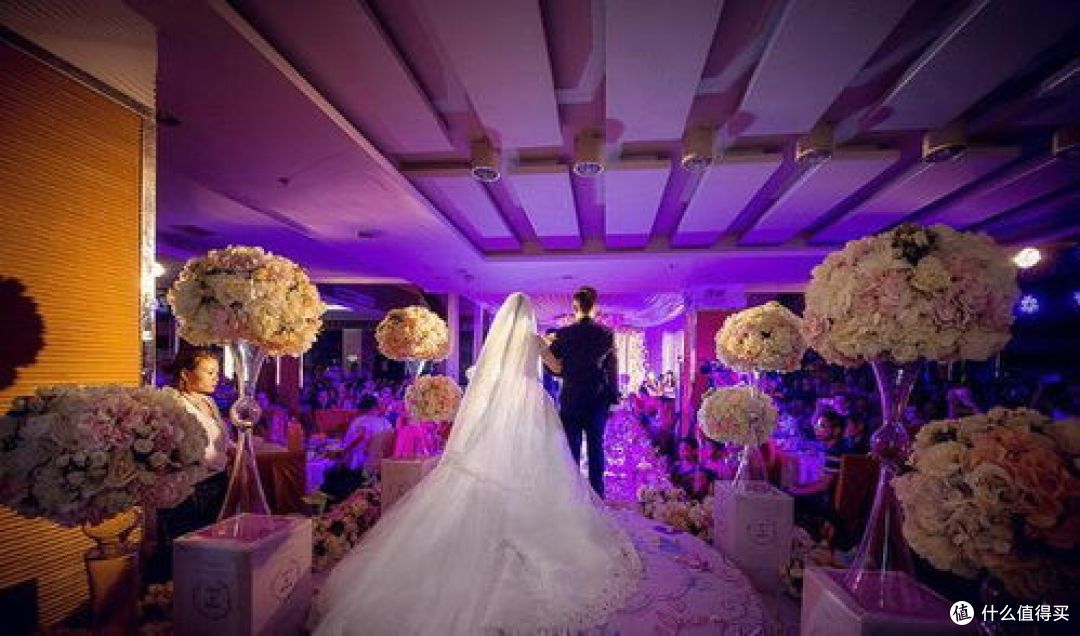 真丢人!河北男子随礼100蹭婚宴,喝光一桌茅台不说,又暴露陋习
