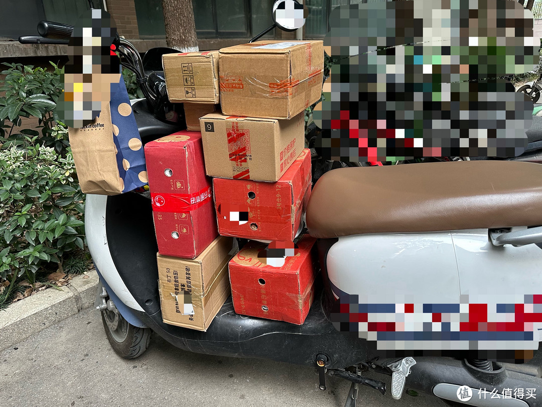 武汉小伙一次性取出10多个快递📦网友：以后快递站你来开吧！