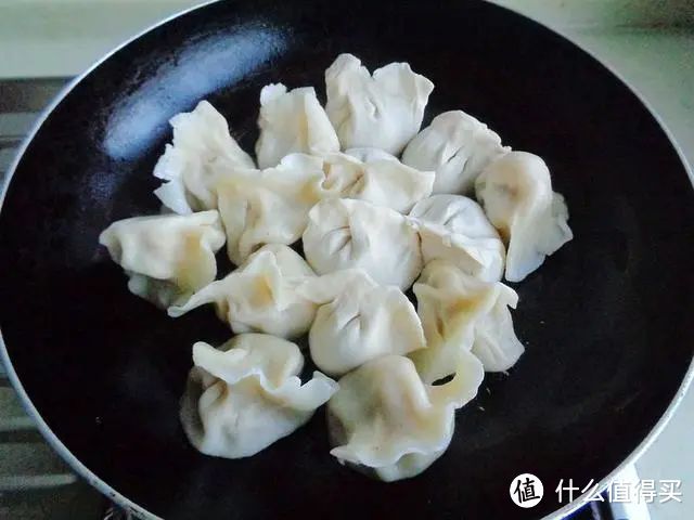 冰冻水饺怎么做煎饺？好方法，简单易学，一次成功！