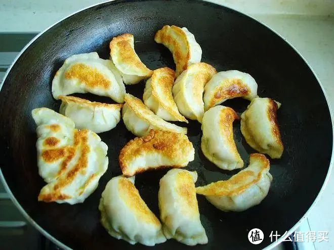 冰冻水饺怎么做煎饺？好方法，简单易学，一次成功！