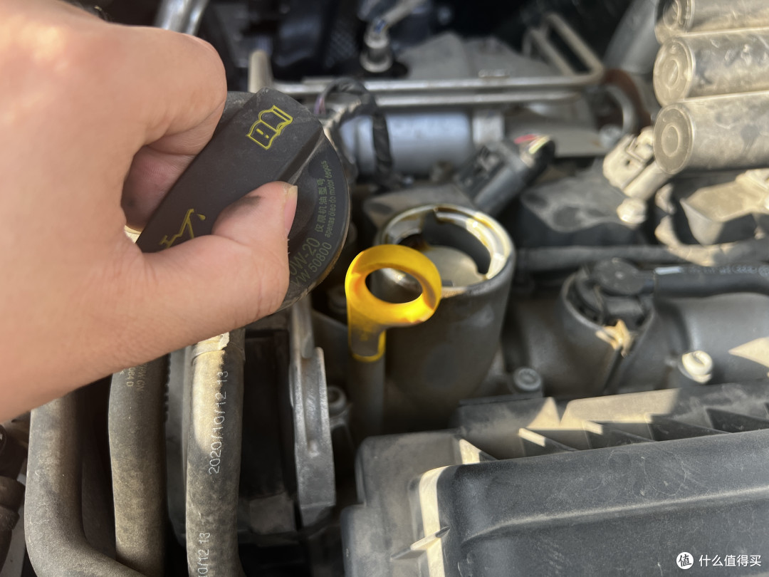 探岳gte的机油盖上,明确标注了就粘度:0w-20