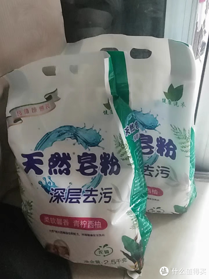 采用天然皂粉作为主要成分，对衣物和皮肤