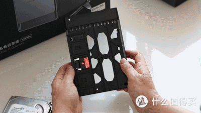 谁说64G手机不够用 我全家都是64G的——绿联DX4600