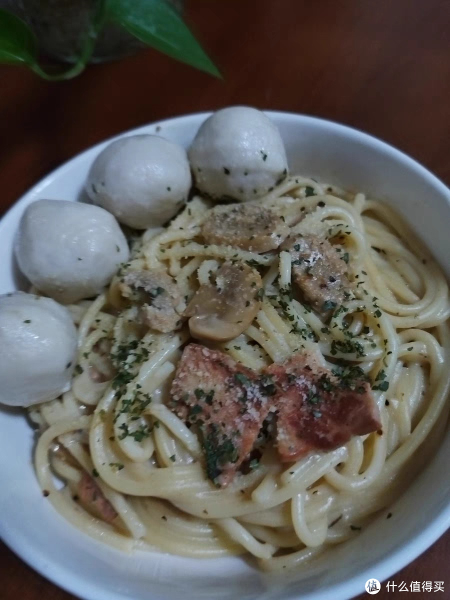 🍝嗜好美食，探索美味？那么你一定不能错过这款奶油培根蘑菇意大利面！