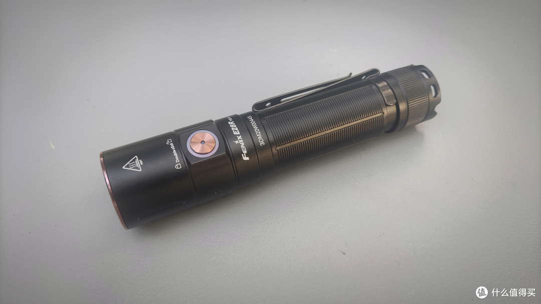 ​经典新升级，全能EDC便携直充小直——菲尼克斯E28R v2.0手电评测​