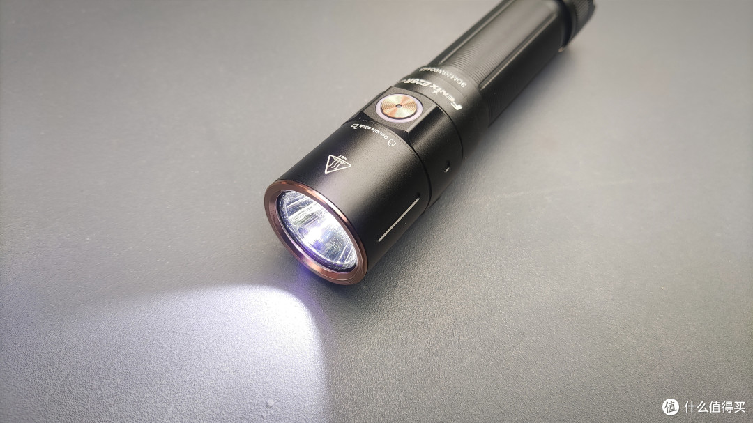 ​经典新升级，全能EDC便携直充小直——菲尼克斯E28R v2.0手电评测​