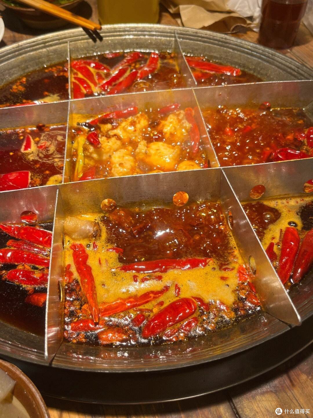 「火锅的秘密」:揭开火锅美味可口的面纱，探究其制作过程和食材搭配的技巧。