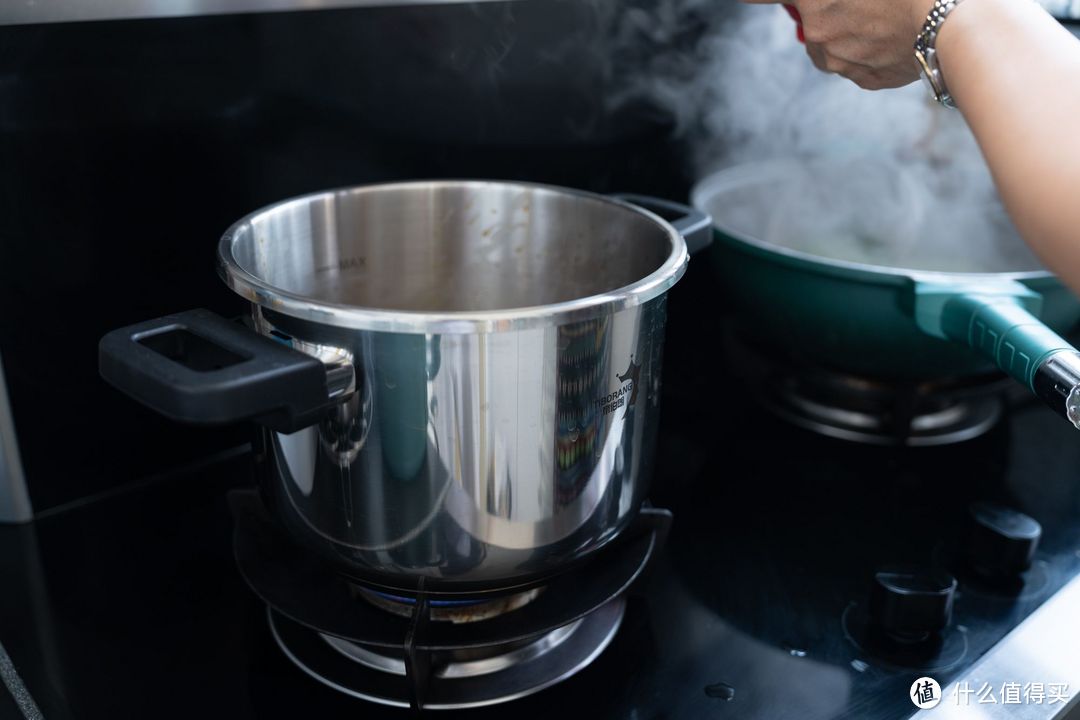 焖煮炖煲样样全，营养不流失，帝伯朗高压锅让家庭拥有花样美食