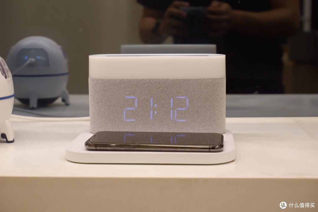 开一个好玩的东西-只要一百块的VFZ闹钟夜灯无线充三合一