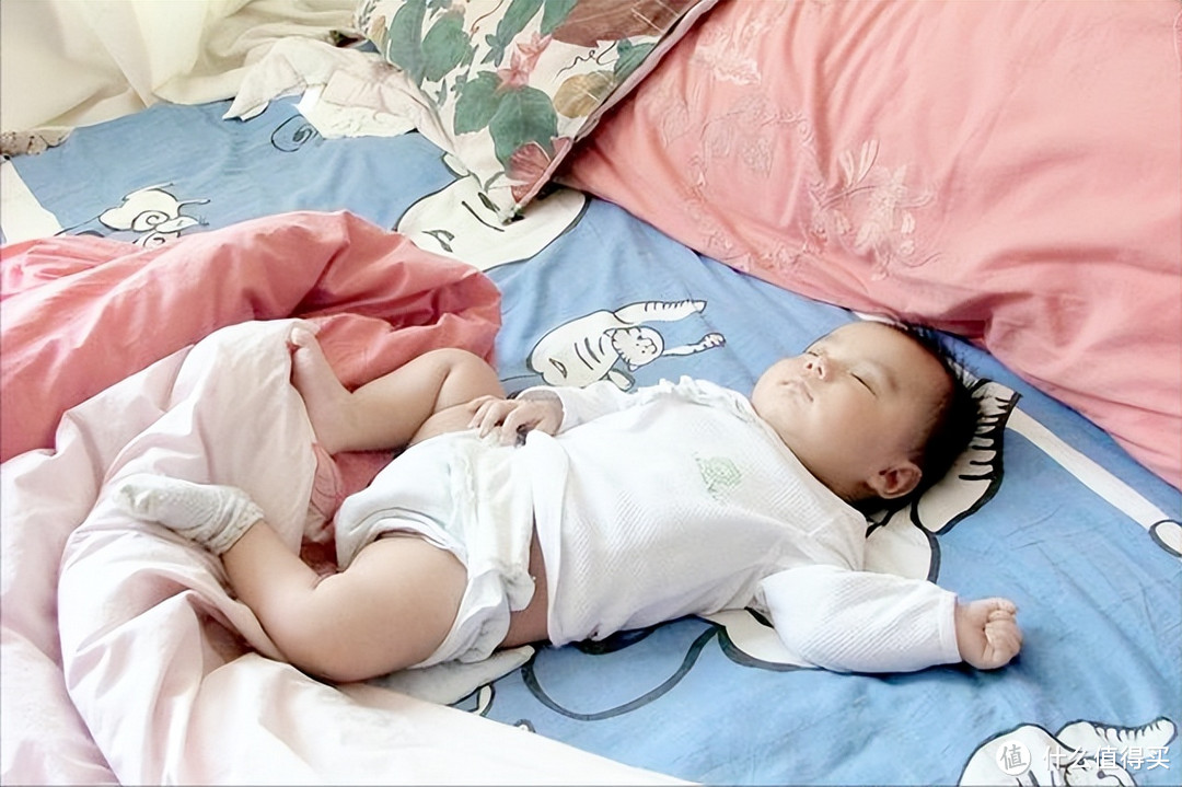 宝宝睡觉3种表现，暗示大脑发育好，这些小动作则是身体异常信号
