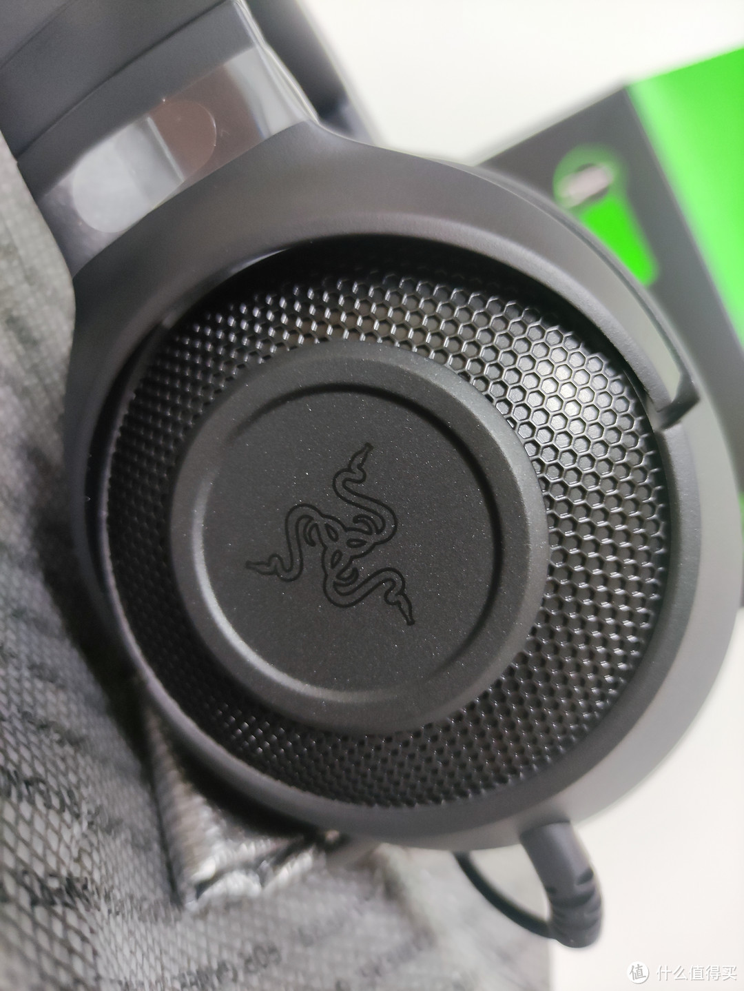 雷蛇 Razer 北海巨妖标准版 X 耳机，让你在游戏中享受身临其境的音效体验!