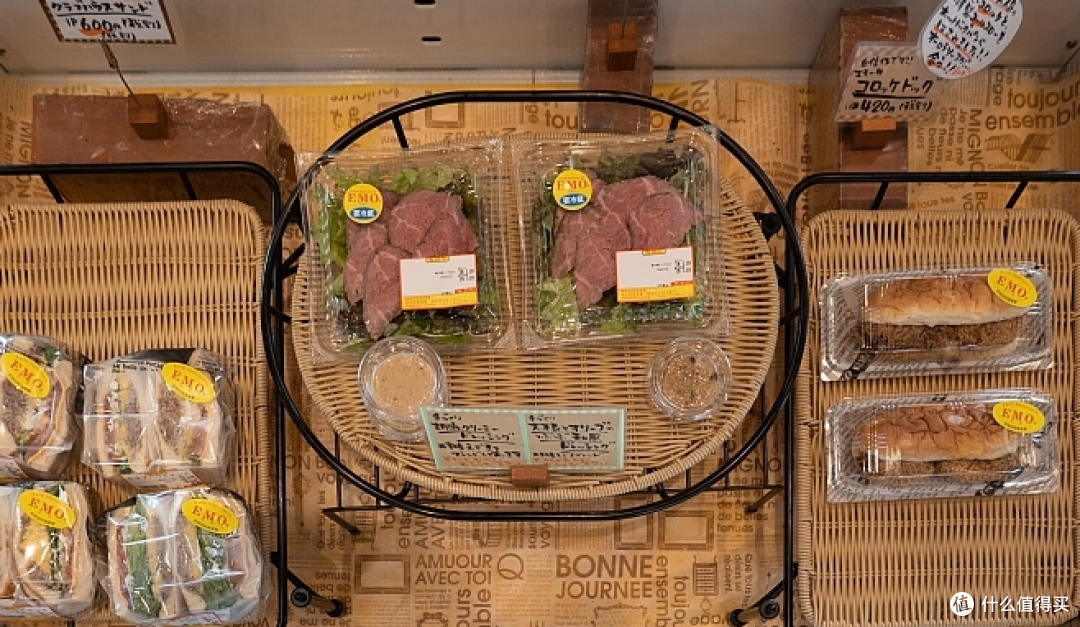 极品但简朴的超新鲜牛肉汉堡