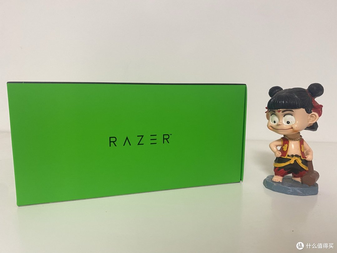 戴上雷蛇 Razer 北海巨妖标准版 X 耳机，感受身临其境的游戏体验!